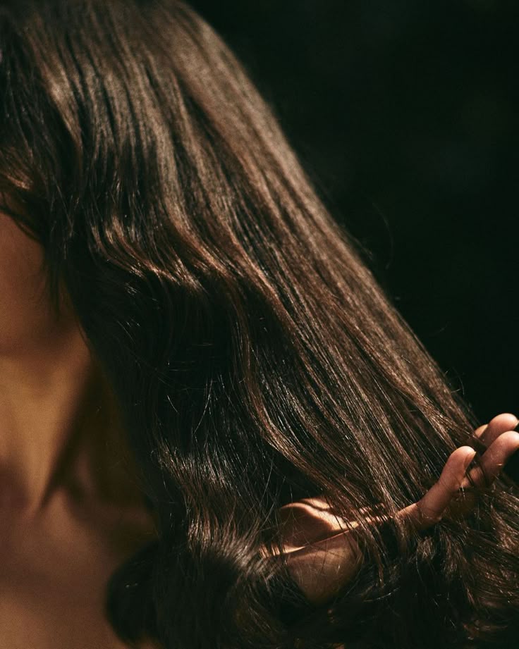 beautiful long dark brown hair, key feature of Arab women, boosted by Mirath Beauty's tallow hair care routine for growth, shine and preventing fallouts.