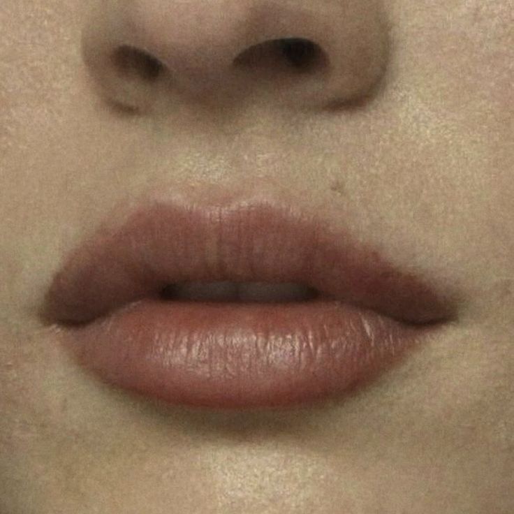 close-up of bare lips plump and moisturized representing Mirath Beauty's non toxic and natural lip care routine based on Halal tallow to fight dry and chapped lips